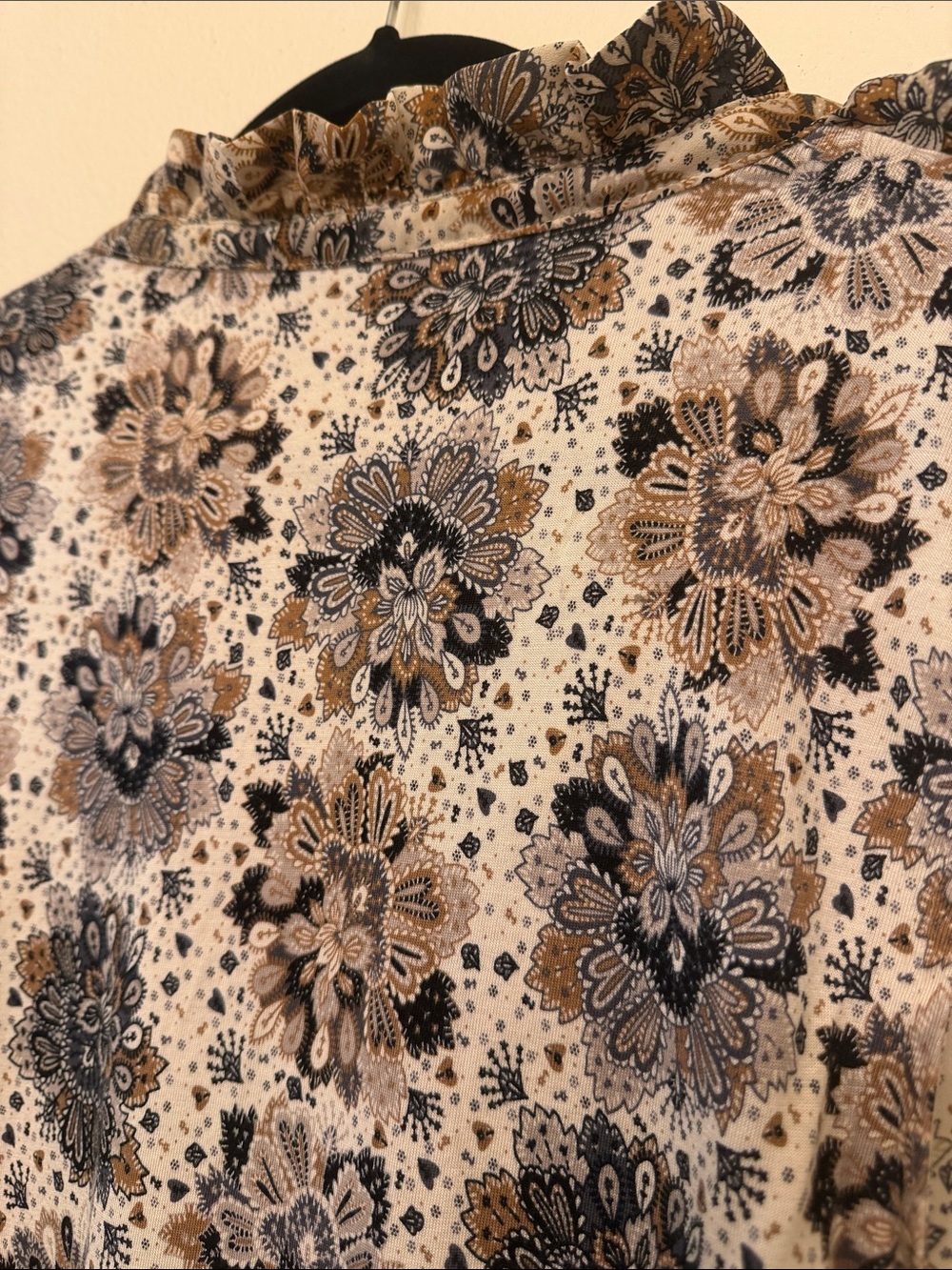 LOFT Sleeveless Floral Ruffle Neck Blouse in Cream, Brown and Black XL - Picture 8 of 8